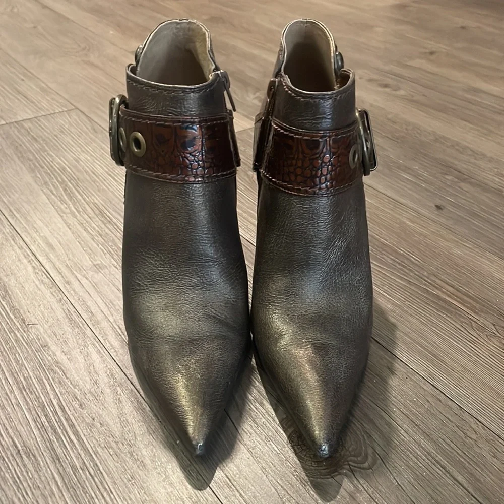 Carlos Santana Stiletto Boots w/ Buckle. Size 8.  CALL OUT - Picture 3 of 10